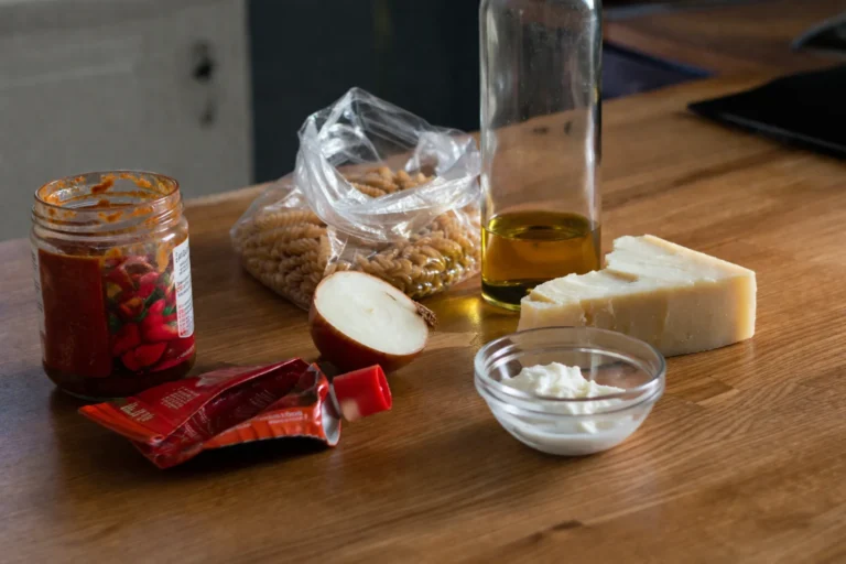 Napoczęte produkty na blacie kuchennym przygotowane do wykorzystania z resztek