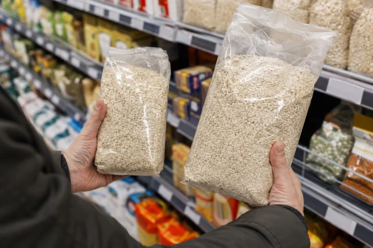 Porównanie dwóch opakowań produktu o różnej wadze podczas zakupów
