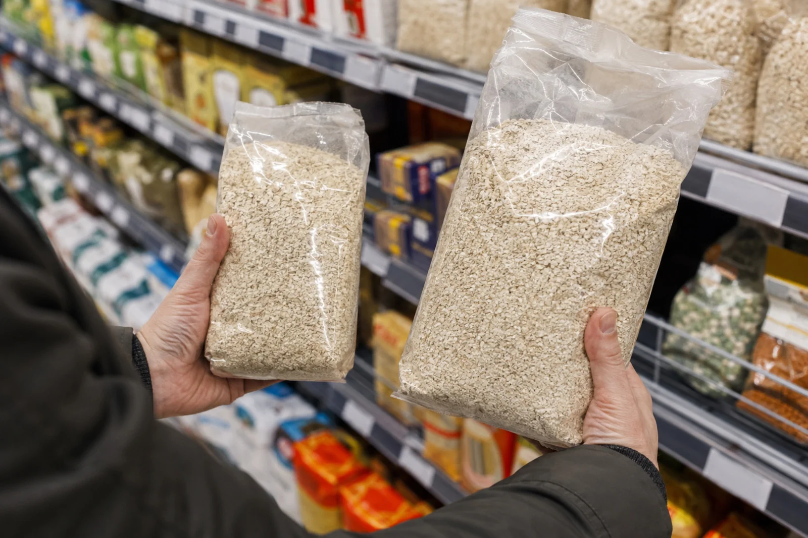 Porównanie dwóch opakowań produktu o różnej wadze podczas zakupów